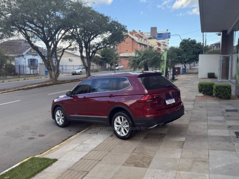 VOLKSWAGEN - TIGUAN - 2018/2018 - Vinho - R$ 117.900,00