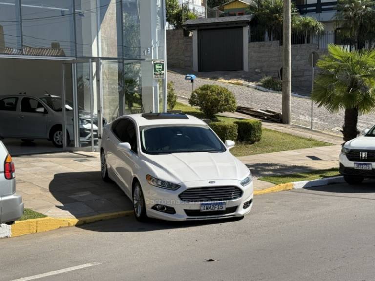 FORD - FUSION - 2015/2016 - Branca - R$ 94.900,00