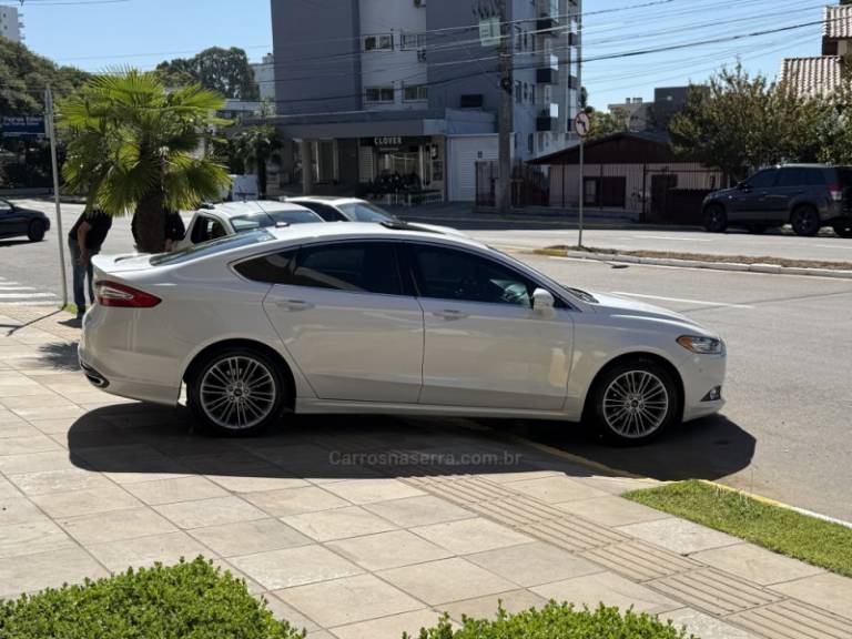 FORD - FUSION - 2015/2016 - Branca - R$ 94.900,00