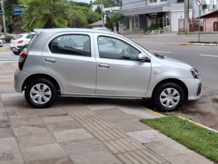 TOYOTA - ETIOS - 2019/2020 - Prata - R$ 64.900,00