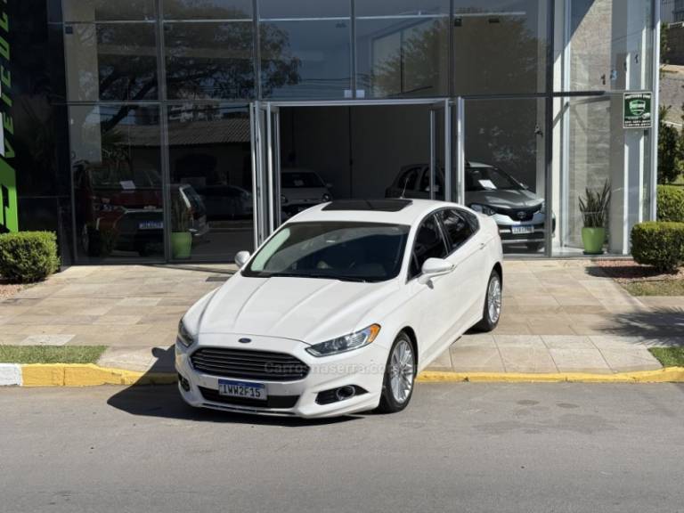 FORD - FUSION - 2015/2016 - Branca - R$ 94.900,00