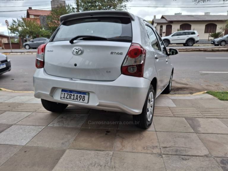 TOYOTA - ETIOS - 2019/2020 - Prata - R$ 64.900,00